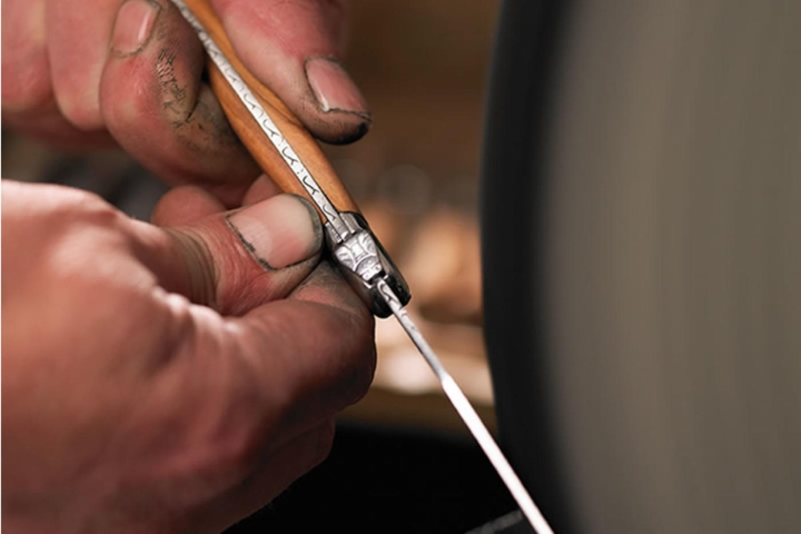 職人の仕上げ作業